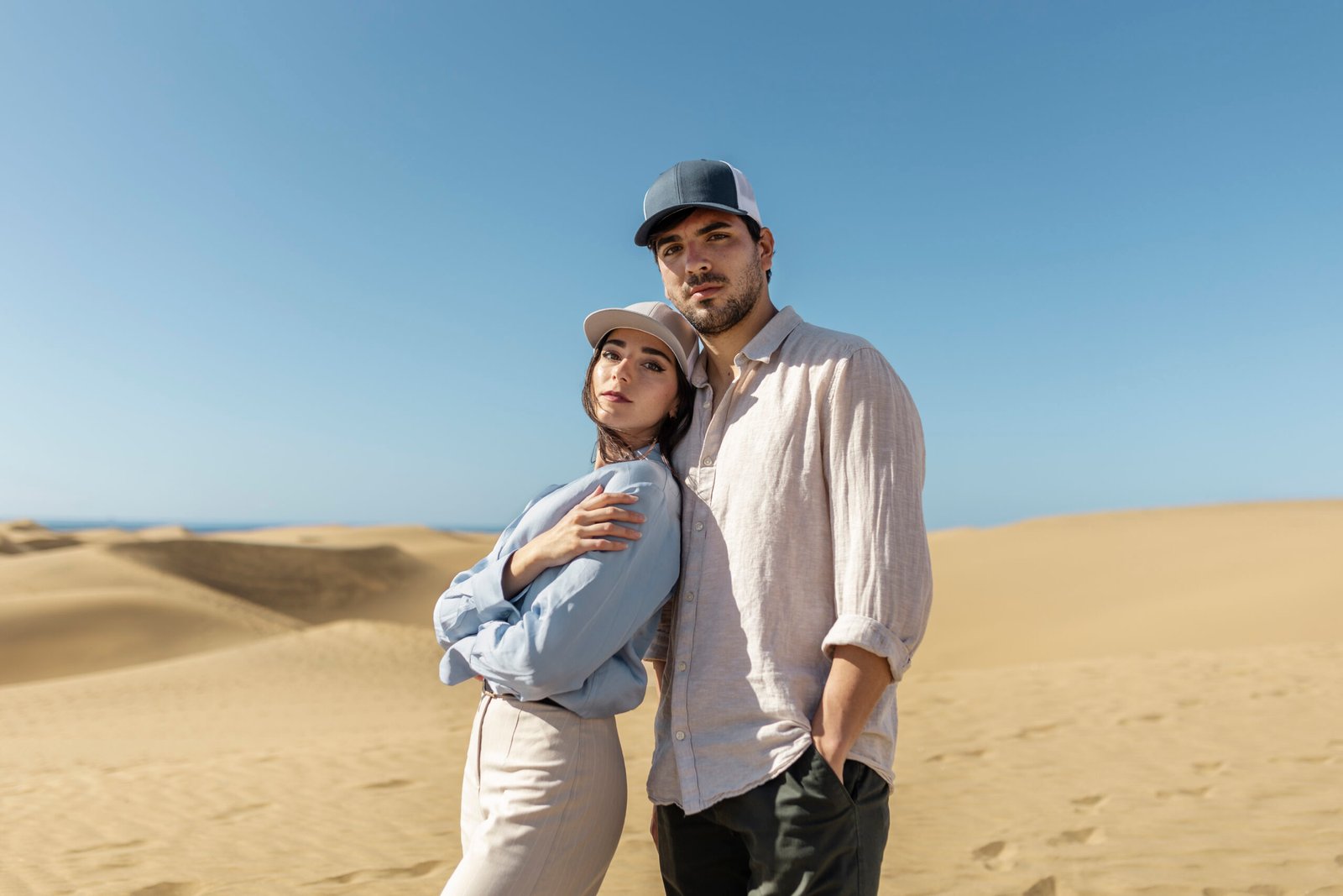 medium-shot-couple-wearing-trucker-hats-desert